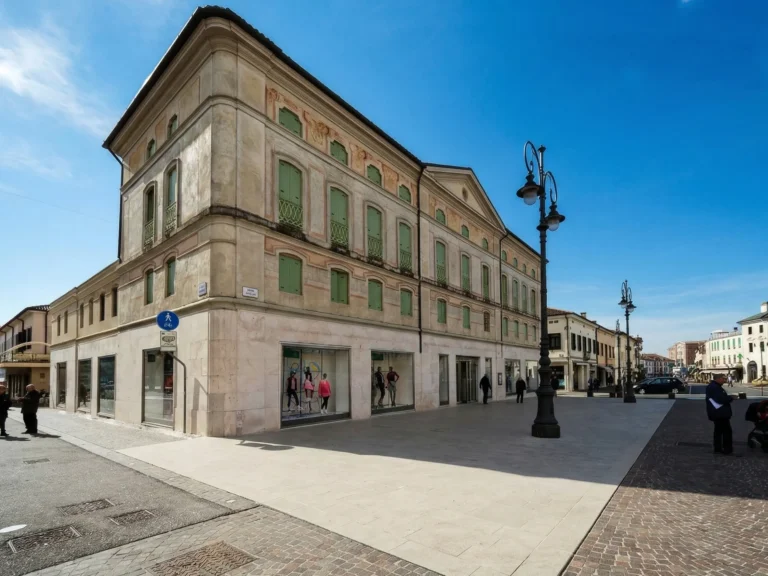 Piazza Monnet e Petrarca