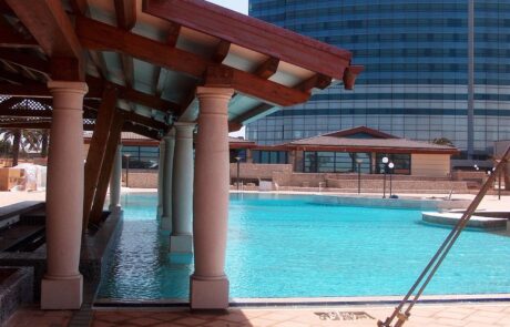 Bordo piscina allo Sheraton Oran Hotel rivestito in Marmo Grolla 