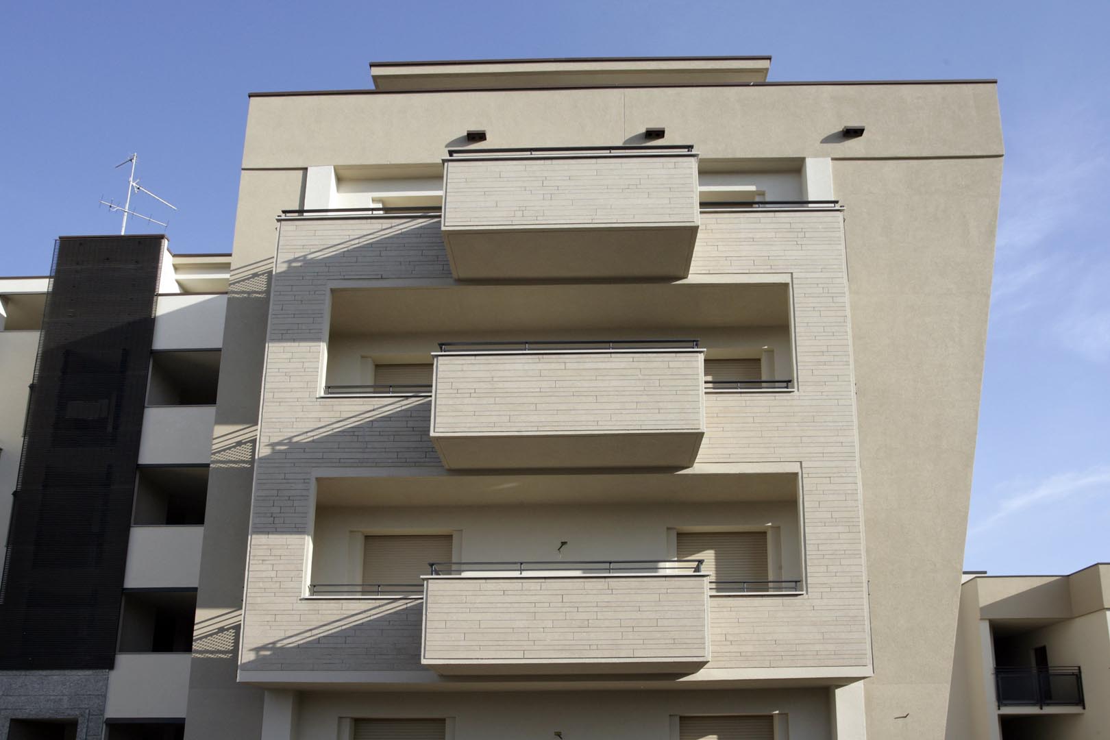 Facciata edificio residenziale italiano rivestito in Marmo Grolla