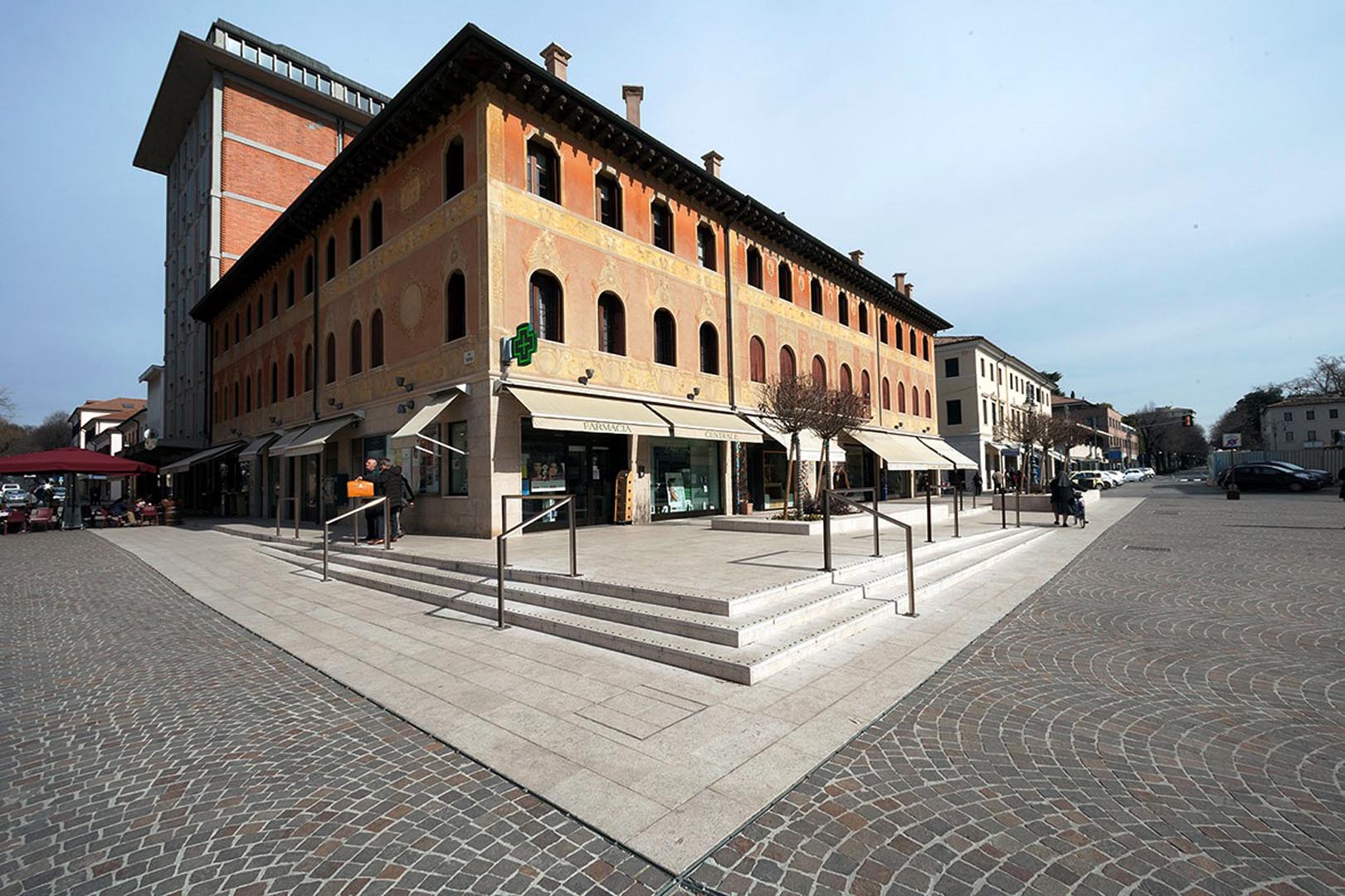 Piazza Monnet e Petrarca a Montebelluna realizzata col Marmo Grolla