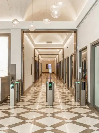 5th avenue lobby grolla biancone fossil grey honed intarsio (2)