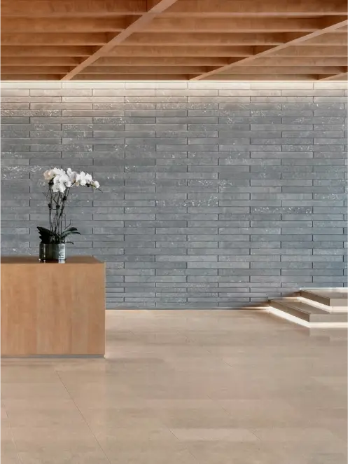 Akin project fossil grey ondulato wall, grolla beige honed floor (9)